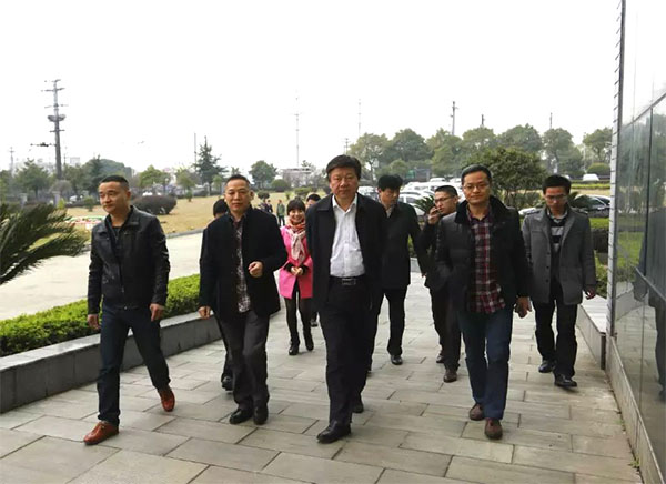 3月11日，岳阳市市委书记卿渐伟、市委常委秘书长樊进军，经开区工委书记王小中等来海凌科技调研